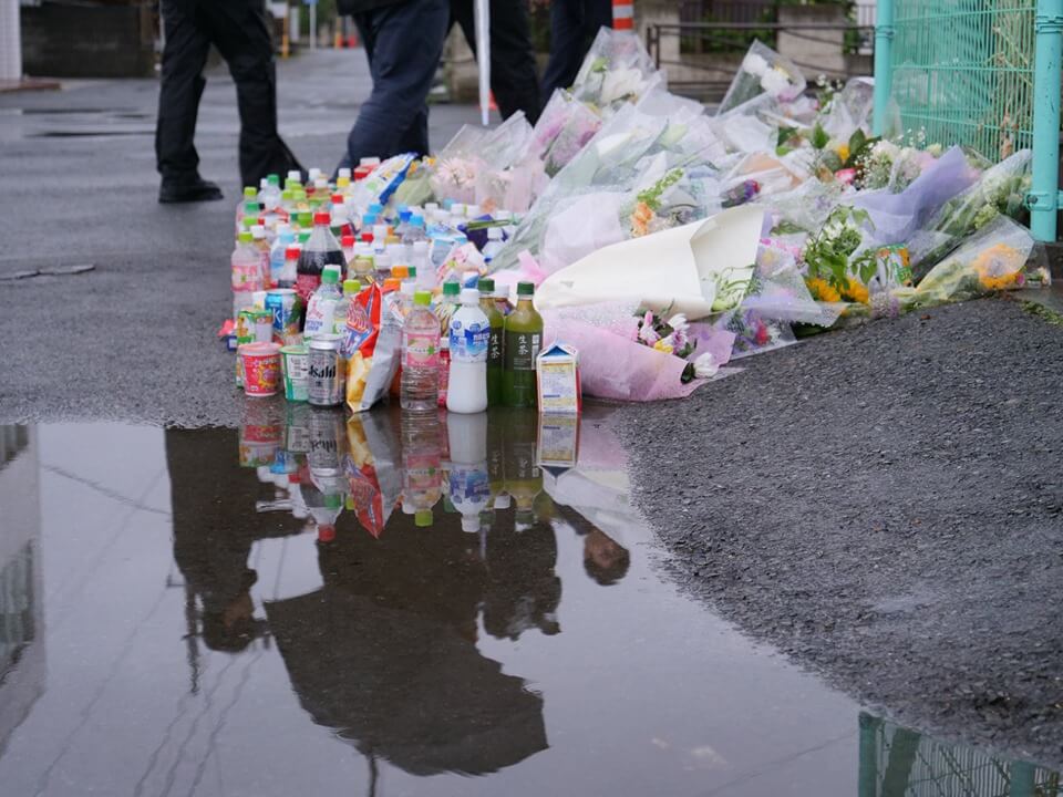 事件翌日、多くの花が手向けられていた(C)M.IWASAWA