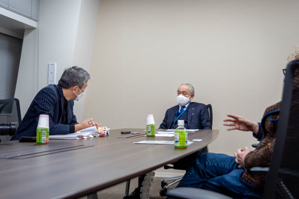 インタビュー取材に応じる尾崎治夫会長とコアフロント社代表